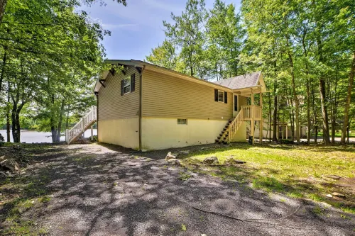 Waterfront Pocono Lake Home w/ Private Dock! - 3 estrellas
