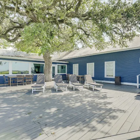 Fire Pit, Pickleball, Pool! Schulenburg Farmhouse