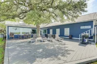 Fire Pit, Pickleball, Pool! Schulenburg Farmhouse - Pet friendly