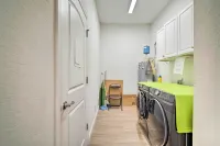 Sleek Tavares Condo 3 Miles to Downtown - parking