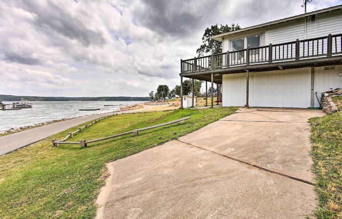 Walk to Boat Ramp! Lakefront Home w/ Deck in Afton