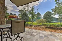 Idyllic Montgomery Condo w/ Pool & Lake View! - Balkon