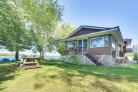 Riverfront Sault Ste Marie Home w/ Dock! -  Privatzimmer