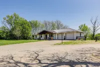 Dry Ridge Farmhouse w/ Hot Tub + Game Room! - 3-Star