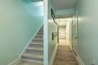 Bright Manistee Condo w/ Beach + Pool Access! - 3 estrellas