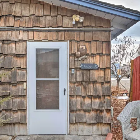 Quaint and Cozy Cottage 3 Mi to Palisade Wineries!