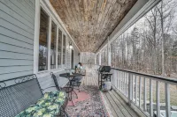 Peaceful Cavendish Retreat w/ Hot Tub & Fireplace! - Homestays
