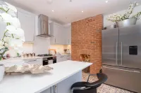 Gloucester Place Townhouse with Hot Tub!