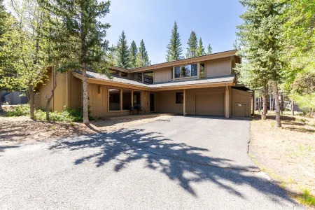 Private Hot Tub and Game Room - Spacious Mountain Retreat