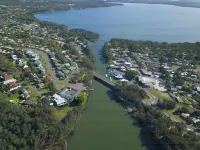Hibiscus Lakeside Motel - Beach