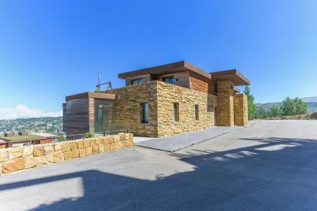 RedRock Faqra - Mountain Getaway Residences W Pool & Balconies Отели в г. Kafarakab