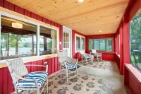 Zeus's Landing at Cottages of Maine Gradual beachfront, King Beds, Dog Friendly