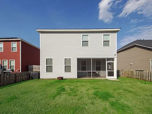 Spacious, charming 2-Story Retreat in Beautiful Summerville – Sleeps 8+