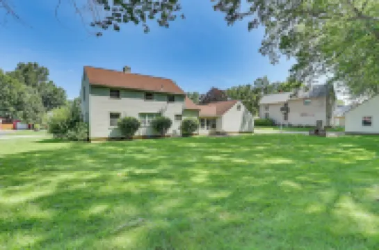 1 Mi to Dtwn Salem: Apt w/ Garage Access! فنادق في 