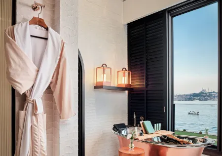 Aliée Istanbul - A Paris Society Collection Hotel Отели рядом с достопримечательностью «Библиотека Ахмеда III»