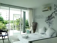 ไวท์ แอท ซี รีสอร์ท