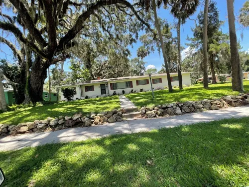 Quiet spacious Home by Lake Harris. Walk to Venation gardens, stroll by the Lake Отели в г. Лисберг