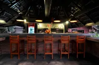 Love Bridge House Hotels บ้านสะพานรัก@ที่พักสังขละบุรี - ที่มีบาร์