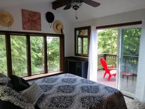 Red Bend cabin overlooking the river with hot tub.