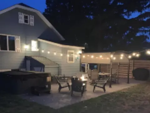 Charming 2-bedroom house in delightful New Buffalo with hot tub Hotels in New Buffalo