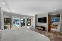 Stay Awhile by Avantstay Lakefront + Pool, Dock