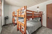 더 파인즈 코지 애로우헤드 레이크 이스케이프, 수영장 및 야외 모험 있음