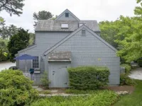 Cape Cod Cottage steps from Private Beach 마시피 호텔