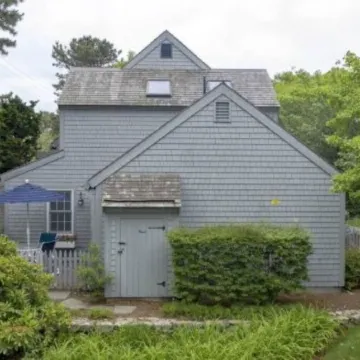 Cape Cod Cottage steps from Private Beach