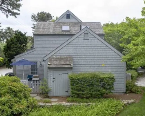 Cape Cod Cottage steps from Private Beach Hotels in Mashpee