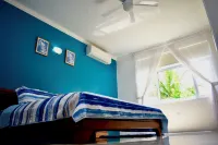 Luxury Waterfront 1/1 with Pool and Gym のホテル