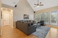 Beautiful Home with private Pool!
