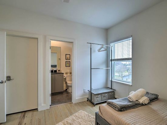 Downtown Houston Townhome w/ Balcony + Yard!