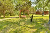 Secluded Oakland Cabin w/ Private Yard! - WiFi