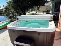 Charming 2-bedroom waterfront townhome with WiFi, AC Hot Tub and dock Hotels in Matlacha