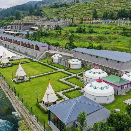 IYI LUXURY INN