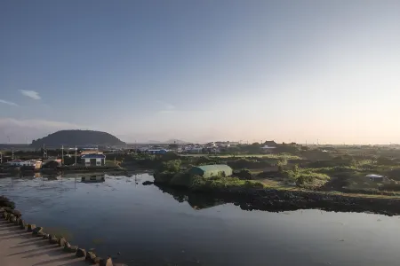 Jeju Flyjin House Pension Отели рядом с достопримечательностью «Geomunoreum»
