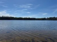 3 bedroom log cabin the lake plus a guest house.  30 mintues from Traverse City Hotel a Fife Lake Township