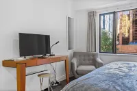 Chic Central Apt with Gym and Pool by Zodiak Stays Hotel in zona Takarunga / Mount Victoria