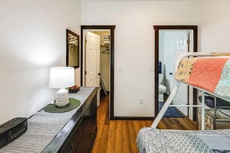 Less Than 2 Mi to Dtwn Pet-Friendly Getaway in Fairbanks Отели рядом с достопримечательностью «Заказник Френдс оф Кримерс Филд эт Кримерс Филд Мигратори Уотерфоул»