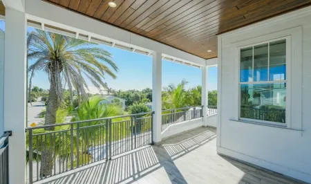 Spacious 7-bedroom home in Anna Maria~ Putt Putt, Ping Pong, 3 blocks to beach!