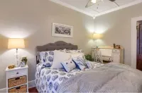 Entire Bungalow, Romantic, Comfy & Cozy! On-Site Parking, 2 Baths Hotel di 