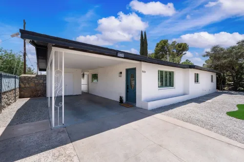 Stylish 3BR 2 Living Areas 10 Min to Airport