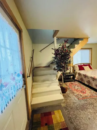 Charming 2-bedroom apartment in terrific Eureka with WiFi