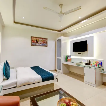 Hotel Krishna Deluxe-by Rcg Hotels Отели рядом с достопримечательностью «Дели - центр города»