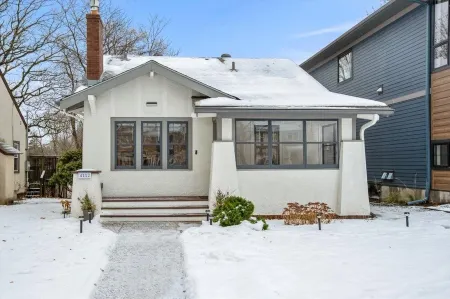 Charming Linden Hills Bungalow Close to Everything Отели рядом с достопримечательностью «Park Nicollet Eye Care and Optical Store St. Louis Park»
