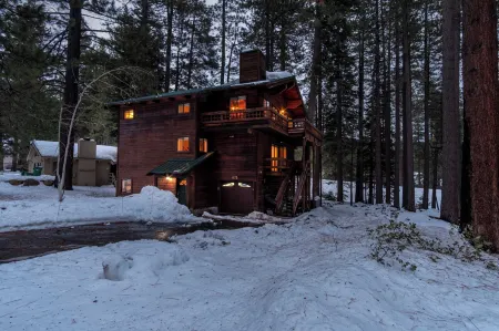 Tarly by AvantStay 5Mins to Diamond Peak Skiing w Hot Tub in Incline Village