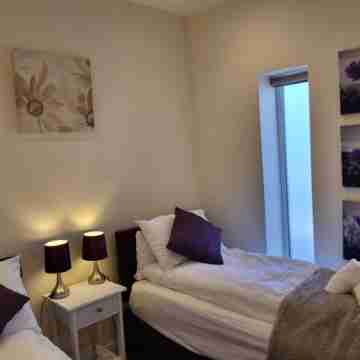 Modern and Classy 2 bedroom Flat, Free parking Rooms