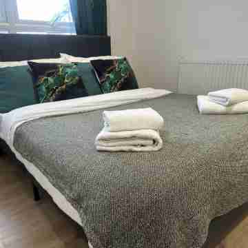 London Luton 1 Bedroom Apartment Sleeps 4 - Airport 7 Mins - Train Station 1 Min Rooms