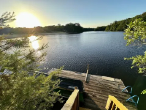 Mid-Century Modern Lake House – Gorgeous Fall Views, Fire Pit, Sauna, 4Br