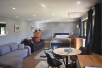 Spacious Private Garden Studio Hotels in Kings Langley